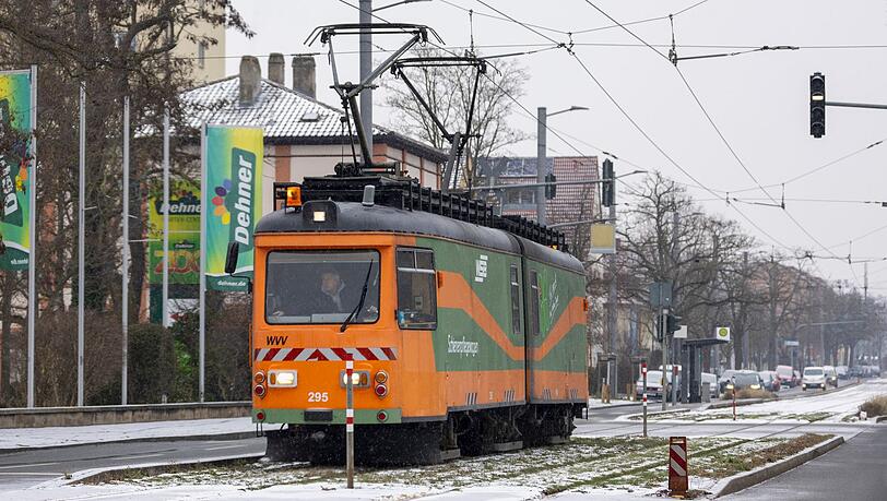 Wegen Glättegefahr setzt der gesamte Busverkehr im Stadtgebiet Würzburg in der Nacht zum Montag aus. (Symbolbild) Wegen Glättegefahr setzt der gesamte Busverkehr im Stadtgebiet Würzburg in der Nacht zum Montag aus. (Symbolbild)