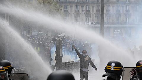Die Polizei setzte gegen die Protestierenden Wasserwerfer, Tr&auml;nengas und Schlagst&ouml;cke ein.