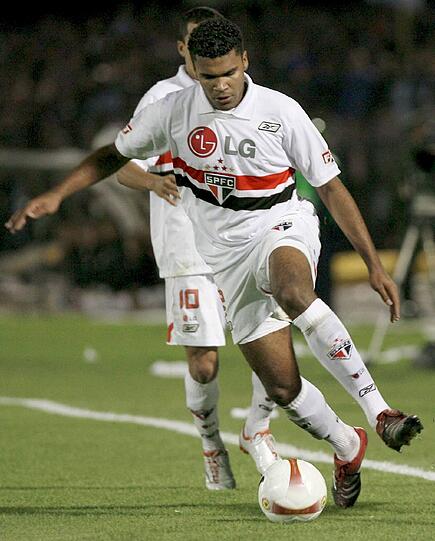 Neuer Stern am brasilianischen Fußballhimmel: Bereits in seiner ersten Saison gewann Breno 2007 mit dem FC Sao Paulo die Meisterschaft. Der damals 18-Jährige wurde von der südamerikanischen Fachpresse als "bester Verteidiger Brasiliens" und neues Supertalent gefeiert. Europäische Top-Klubs wie Juventus Turin, Real Madrid und der AC Florenz streckten schnell ihre Fühler nach Breno aus.