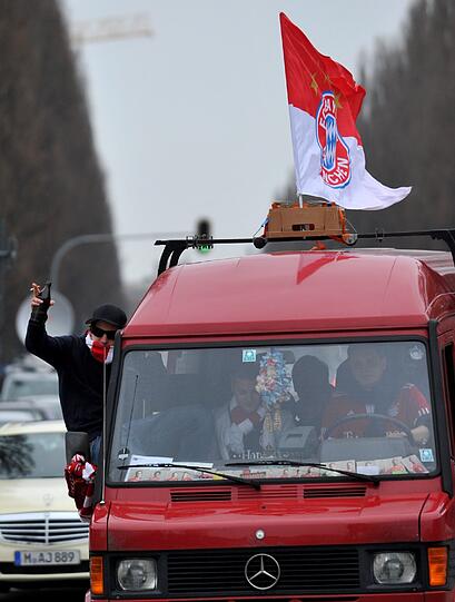 "Mia san Meister!": Ausgelassen feiern die Bayern-Fans die früheste Meisterschaft der Bundesligageschichte. Die Bilderstrecke von der Party auf der Leopoldstraße.