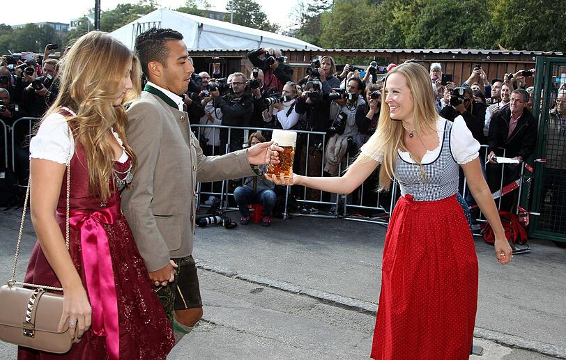 Thiago Alcantara mit Frau Julia Vigas (l.)