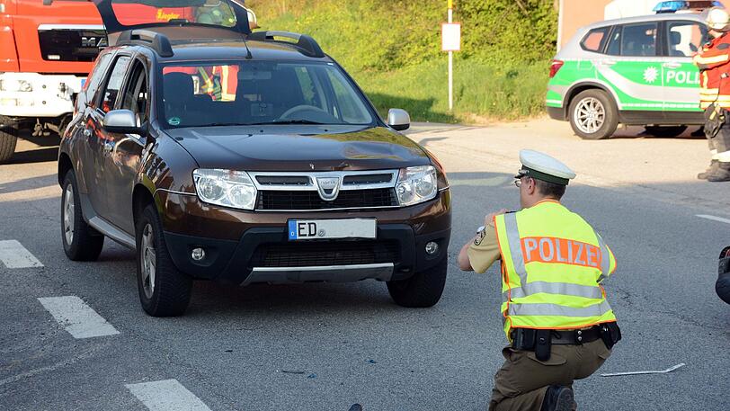 Das landwirtschaftliche Gespann hatte zuvor die komplette Fahrbahn blockiert. Der Zusammenstoß war unvermeidlich.