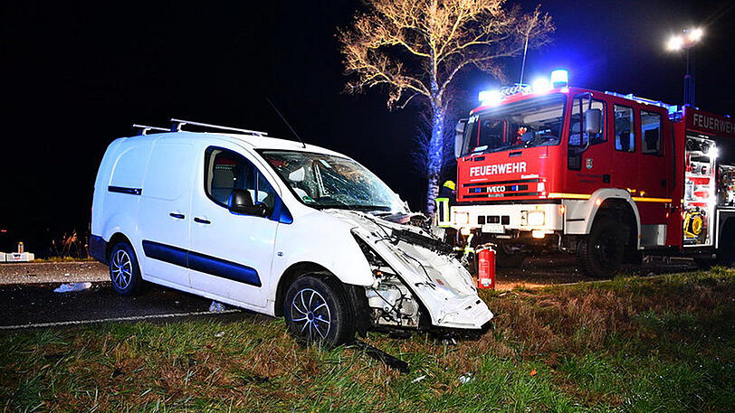 Trümmerfeld auf der Straße: Beide Fahrzeuge sind komplett zerstört, einer der Fahrer starb noch am Unfallort.