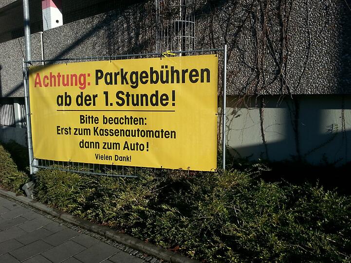 Das OEZ steht für Trubel und Einkaufsspaß. Leider ist jetzt die 1. Stunde parken dort nicht mehr kostenlos. Das ist schade, gerade wenn man nur eine Kleinigkeit besorgen möchte.