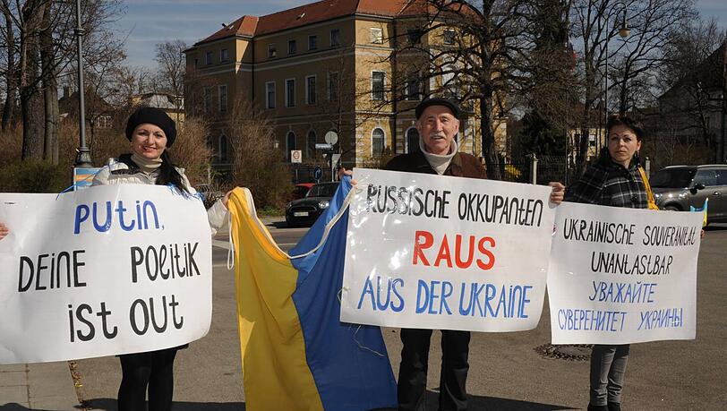 Elvira Zechalo, Volodimir Stememko und Iryna Kulyk (v.li.) zeigen am Europaplatz ihre Protest-Plakate. Elvira Zechalo, Volodimir Stememko und Iryna Kulyk (v.li.) zeigen am Europaplatz ihre Protest-Plakate.