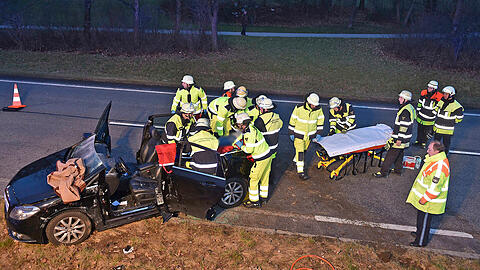 Die 47-Jährige musste von der Feuerwehr aus dem Wrack befreit werden.