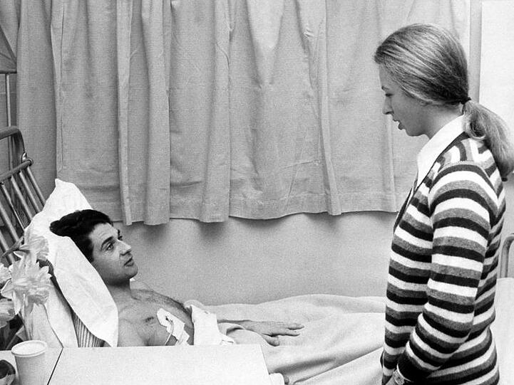 Anne besucht ihren Leibwächter James Beaton im Krankenhaus, der bei einer versuchten Entführung der Prinzessin verletzt wurde.