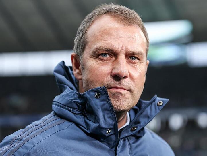 Trainer Hansi Flick von Bayern München blickt konzentriert vor Spielbeginn. Foto: Andreas Gora/dpa