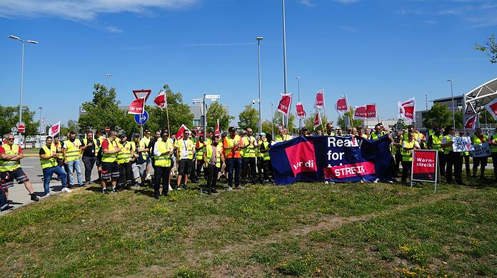 Beschäftigte des Bodenpersonals von Swissport Losch fordern gestern am Flughafen mehr Lohn - sie sind "Ready for Streik".