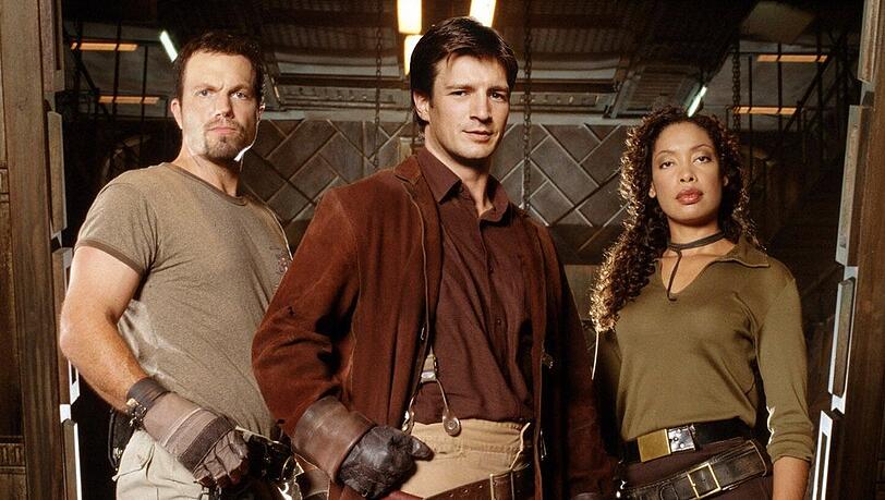 Nathan Fillion (M.) mit Adam Baldwin und Gina Torres in "Firefly".