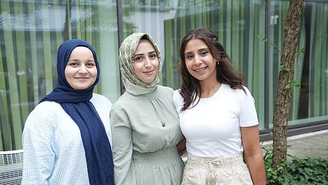 Sahsenem Korkmaz, Dilon Turkek und Firdevs Nur Atas (von links) freuen sich auf ihr Abenteuer in München. Noch ist vieles fremd für die jungen Türkinnen, die neue Sprache ist schwer. Aber die Stadt gefällt ihnen.