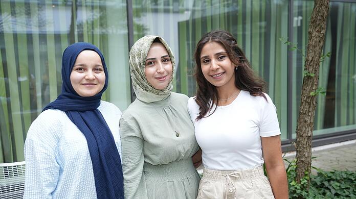 Sahsenem Korkmaz, Dilon Turkek und Firdevs Nur Atas (von links) freuen sich auf ihr Abenteuer in München. Noch ist vieles fremd für die jungen Türkinnen, die neue Sprache ist schwer. Aber die Stadt gefällt ihnen.