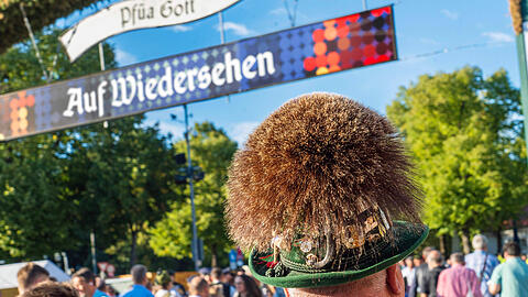 Pf&uuml;a Gott: Ein Besucher mit traditionellem Trachenhut auf dem Oktoberfest in M&uuml;nchen.