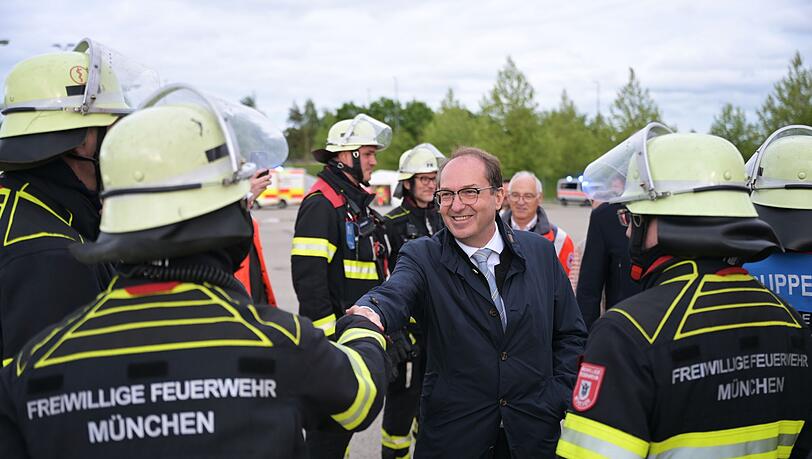 Sie bekommen f&uuml;r die &Uuml;bung frei: Rettungskr&auml;fte der Freiwilligen Feuerwehr werden von Innenminister Dobrindt begr&uuml;&szlig;t.