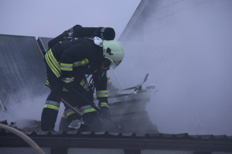Rauch-Alarm am Rosenmontag in Mittbach: Unter einem Vordach ist ein Motorboot in Brand geraten. Zwei Personen wurden dabei leicht verletzt. Die Bilder vom Feuerwehreinsatz
