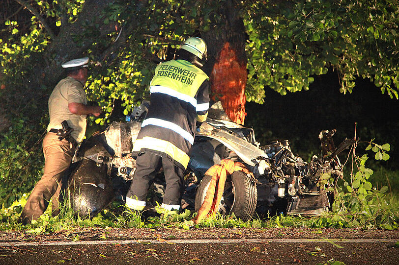 Ein 18-Jähriger ist in der Nacht zum Samstag im oberbayerischen Schechen (Landkreis Rosenheim) mit seinem Auto gegen einen Baum gefahren. Er und sein Beifahrer sind gestorben.