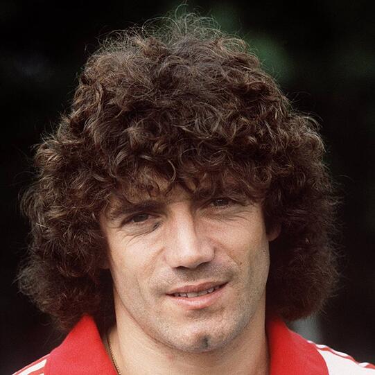 Kevin Keegan im Trikot des Fußball-Bundesligisten Hamburger SV: Seine voluminöse "Pudel"-Dauerwelle brachte ihm regelmäßig Topplatzierungen bei Umfragen nach der "schlimmsten Frisur aller Zeiten" ein.  Heute ist die Prachtmatte einem grauen Kurzhaarschnitt gewichen.