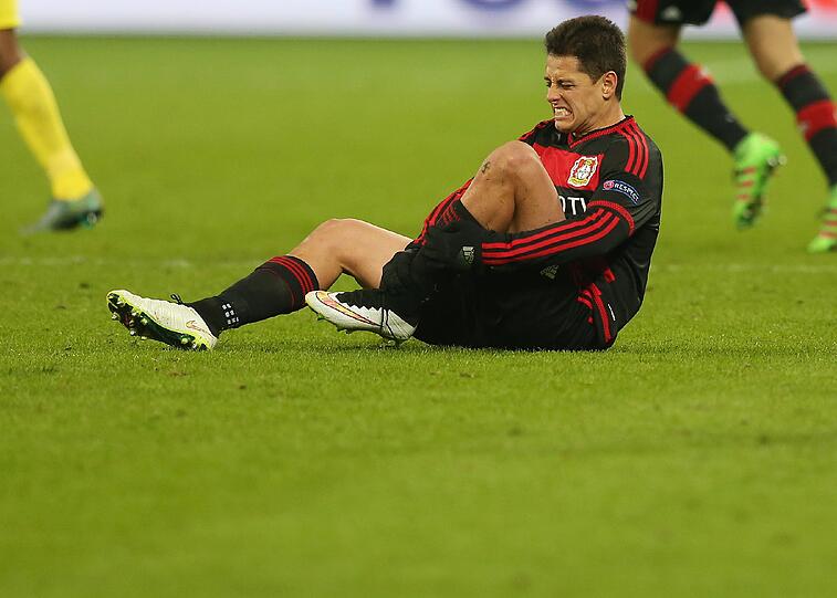 Nein, es ist nicht der Fuß, es ist die Hand: Chicharito hat sich zuhause beim Sturz auf der Treppe die Hand gebrochen.