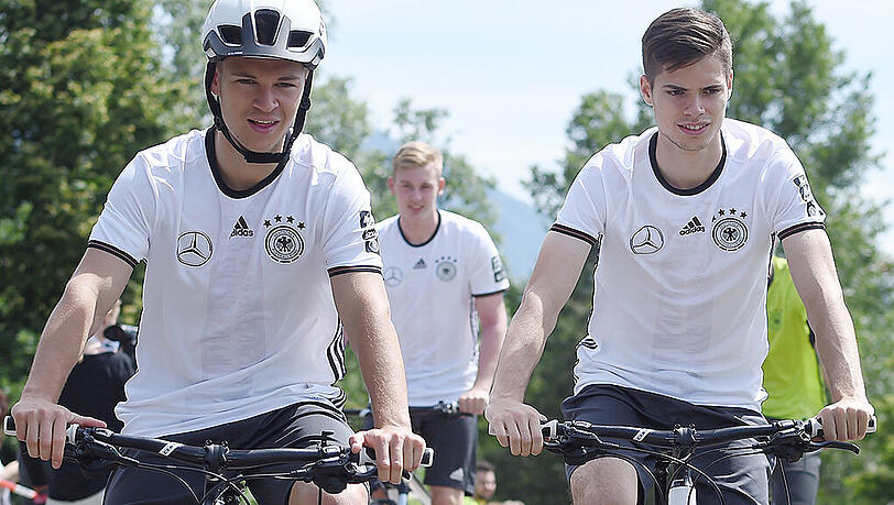 Joshua Kimmich (links) und Julian Weigl im EM-Trainingslager in Ascona. Joshua Kimmich (links) und Julian Weigl im EM-Trainingslager in Ascona.