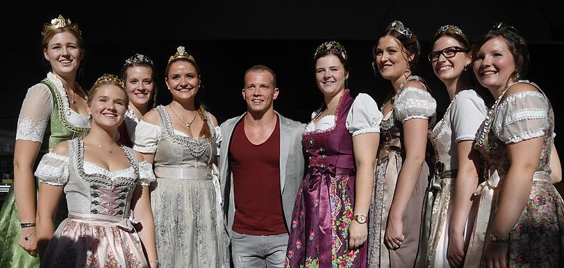 Der Turner Fabian Hambüchen und unterfränkische Weinprinzessinnen