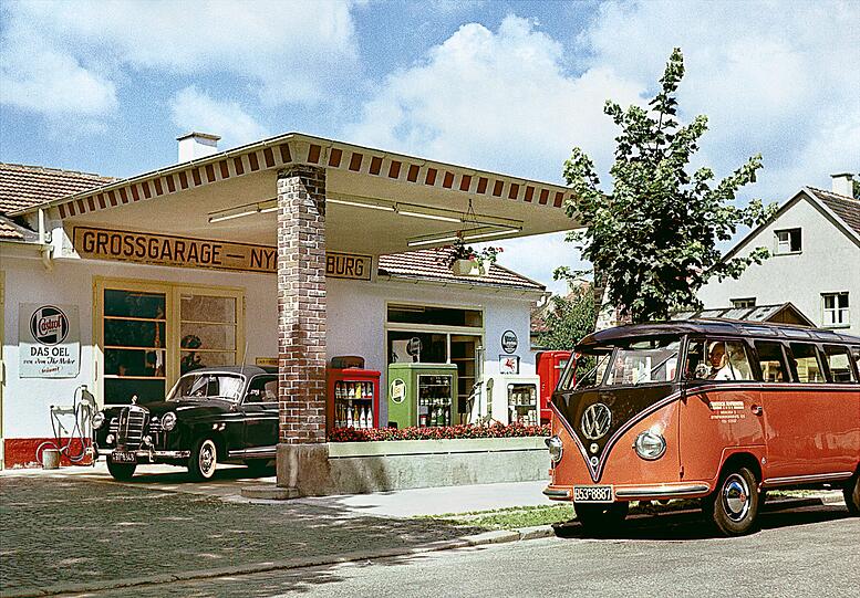 1955: Irgendwie idyllisch wirkt diese kleine Tankstelle &bdquo;mit Großgarage&ldquo;, VW-Bus und altem Benz in der Hirschgartenallee.