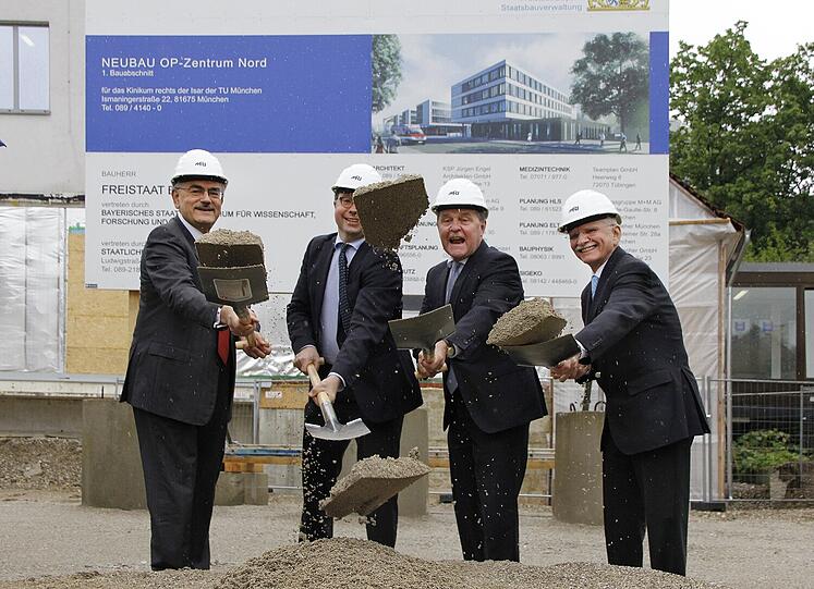 Die Festredner bei der schweren Aufgabe des ersten Spatenstichs.