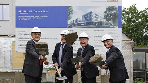 Die Festredner bei der schweren Aufgabe des ersten Spatenstichs.