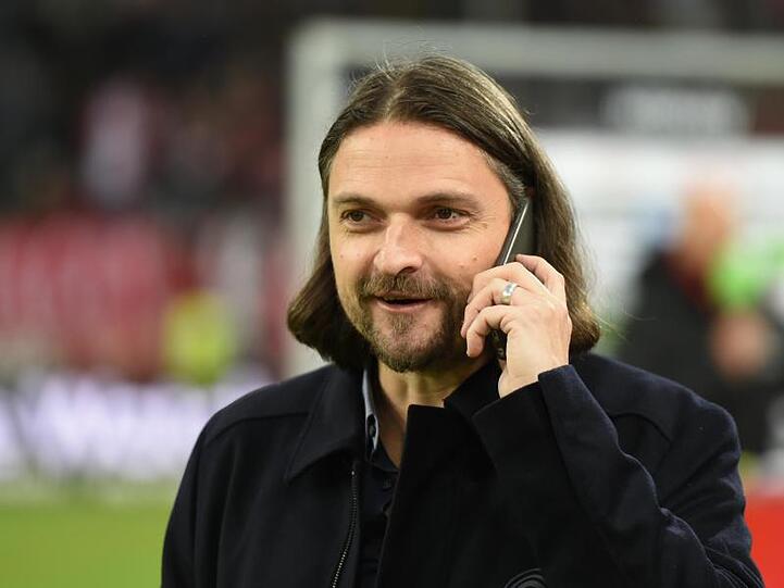 Lutz Pfannenstiel, Funktionär bei Fortuna Düsseldorf, telefoniert. Foto: Christophe Gateau/Archiv
