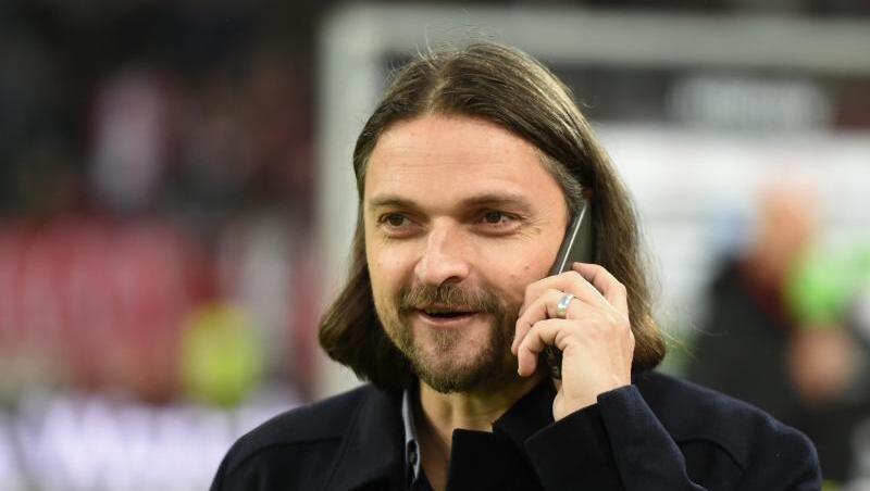 Lutz Pfannenstiel, Funktionär bei Fortuna Düsseldorf, telefoniert. Foto: Christophe Gateau/Archiv