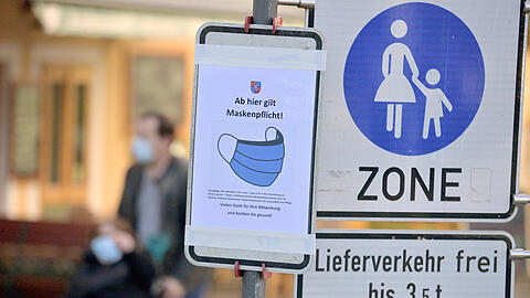 Dieses Schild hängt eingangs der Berchtesgadener Fußgängerzone. Im Kampf gegen die extrem gestiegenen Corona-Infektionszahlen im oberbayerischen Landkreis Berchtesgadener Land will Ministerpräsident Söder praktisch einen Lockdown verhängen.