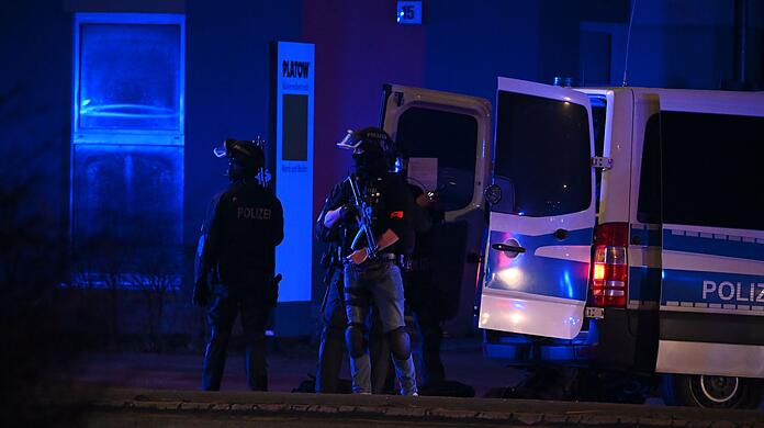 Polizisten in Spezialausr&uuml;stung.