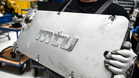 Das Logo der MTU ist auf einer Motorabdeckung der MTU-Baureihe 2000 abgebildet.