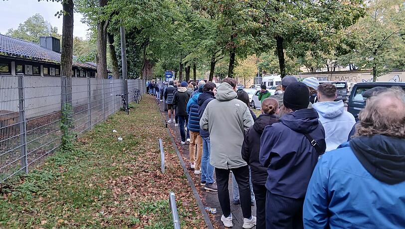 Wer eines der Sondertrikots haben wollte, musste Geduld haben: Die Schlange vor dem Sechserplatz. Wer eines der Sondertrikots haben wollte, musste Geduld haben: Die Schlange vor dem Sechserplatz.