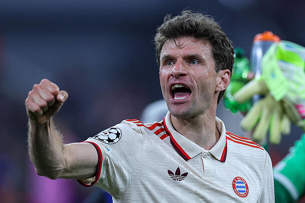 Die Müllersche Siegerfaust: So kennt man den 35-Jährigen beim FC Bayern, immer optimistisch - und vor allem meistens auch erfolgreich.