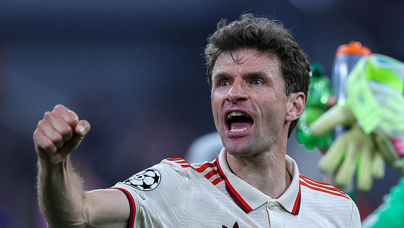 Die Müllersche Siegerfaust: So kennt man den 35-Jährigen beim FC Bayern, immer optimistisch - und vor allem meistens auch erfolgreich.