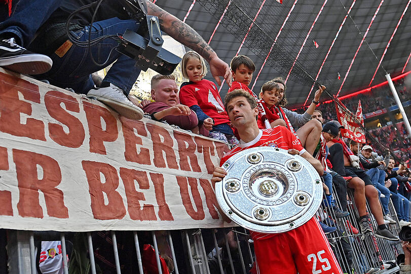 Thomas Müller 2022 mit der Schale bei den Fans.