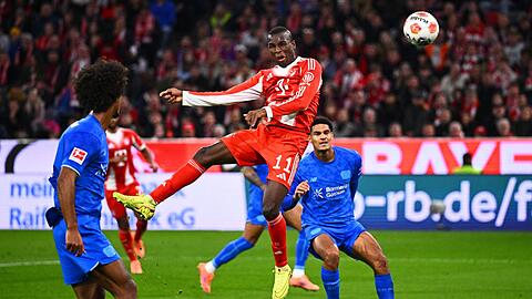Loïc Badé (l) schaute erst beim Kopfball von Nicolas Jackson zu, traf später ins eigene Tor.