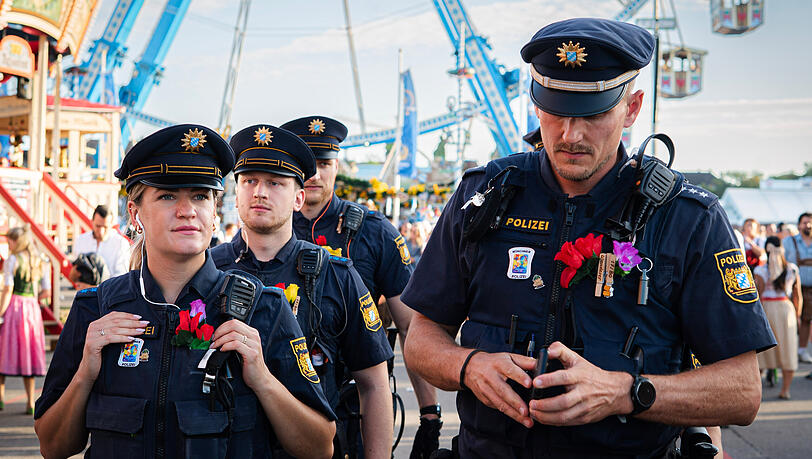 Polizist Matthias Rosenthal (r.) ist mit seinen Kollegen auf dem Wiesn-Gel&auml;nde unterwegs. Zum zweiten Mal &uuml;bernimmt er heuer den Dienst auf dem Oktoberfest. Neben vielen positiven Seiten bringe der Einsatz auch Herausforderungen mit sich, erz&auml;hlt er.
