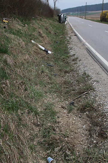 Bei Mitterbuchbach ist am Donnerstag ein Autofahrer mit seinem Mercedes von der Straße abgekommen und hat sich dabei überschlagen. Der Mann musste verletzt ins Krankenhaus eingeliefert werden, am Auto entstand ein Totalschaden.