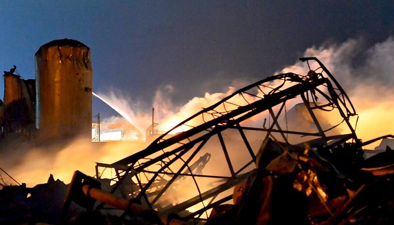 Auf Fernsehbildern war eine
riesige Rauchwolke über der Ortschaft gut 30 Kilometer nördlich von
Waco zu sehen, Gebäude standen in Flammen.