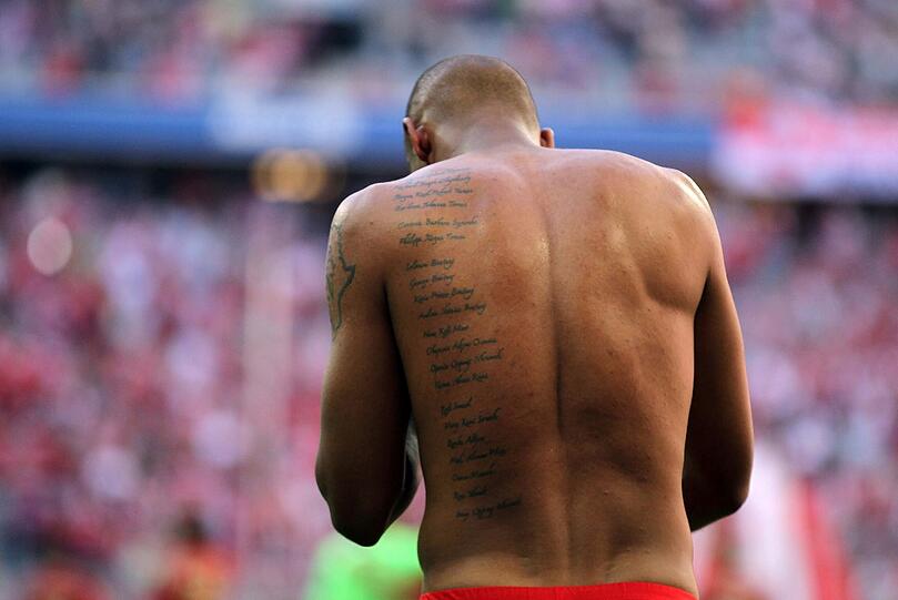 Jerome Boateng - Der FamiliäreWas hat er? Auf den Armen die Umrisse Afrikas plus &bdquo;Ghana&ldquo;, die Namen seiner Zwillingstöchter mit Fußabdrücken und Geburtsdatum, seinen zweiten Vornamen &bdquo;Agyenim&ldquo; (&bdquo;der Mächtige&ldquo;), eine Marienfigur und ein Kreuz. Die Namen von 21 Familienmitgliedern auf dem Rücken.
Was bedeuten sie? &bdquo;Sie stärken mir den Rücken&ldquo;, sagt er zu seinem Stammbaum.
Das sagt der Experte: &bdquo;Die Liste: originell!&ldquo;