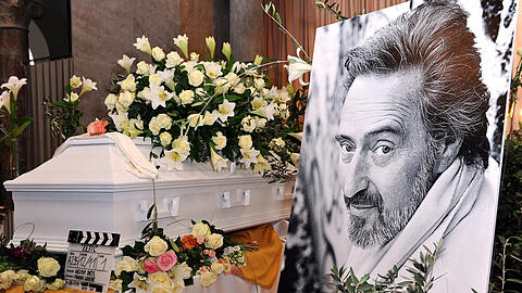 Der mit weißen Lilien geschmückte Sarg und der geliebte Olivenbaum von Regisseur Helmut Dietl stehen bei seiner Trauerfeier in der Aussegnungshalle am Nordfriedhof in München.