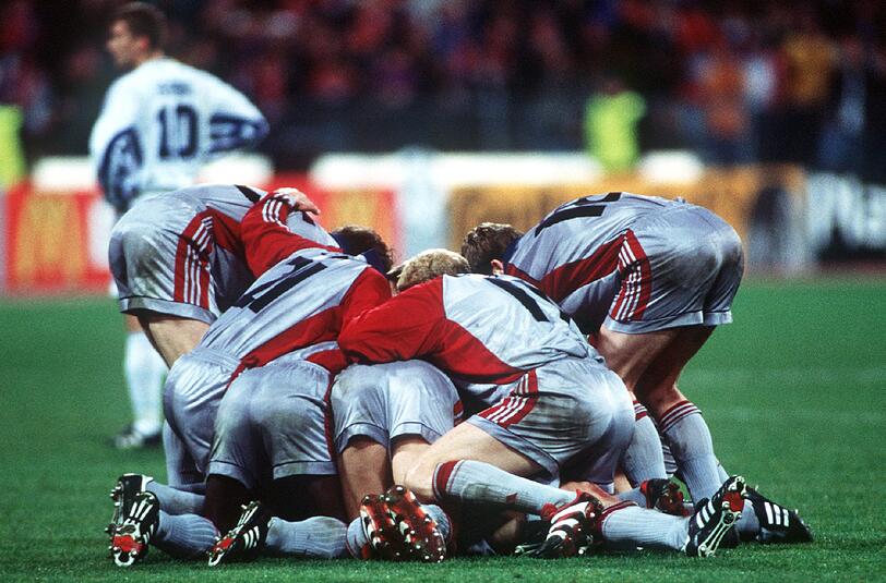 4) 1:0 gegen Dynamo Kiew am 21.4.1999
Mario Basler täuscht an, versetzt die Verteidiger auf der rechten Angriffsseite und schießt mit links ins lange Eck &ndash; Innenpfosten, drin. Das 1:0! Er rutscht auf Knien Richtung Eckfahne und wird von den Graumännern (die Trikots!) erdrückt. Das 99er-Finale war geschafft.