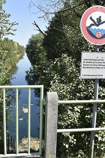 Das Pferd wurde erst ruhig gestellt und dann mittels Seilwinde gerettet.