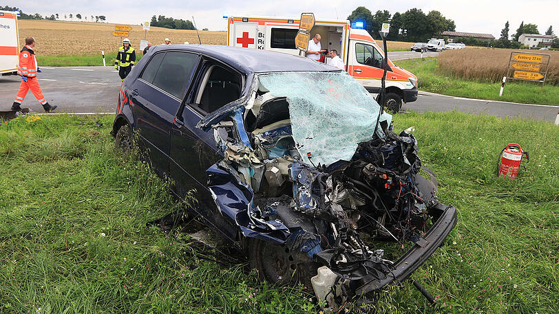 Bei dem schweren Unfall mit einem Golf wurde der Sprinter in mehrere Teile gerissen.