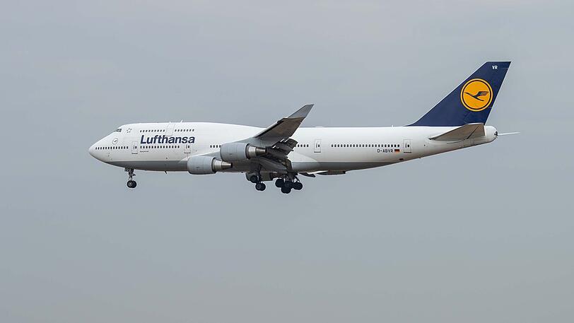Eine Boeing 747 der Fluggesellschaft Lufthansa beim Landeanflug. (Symbolbild)