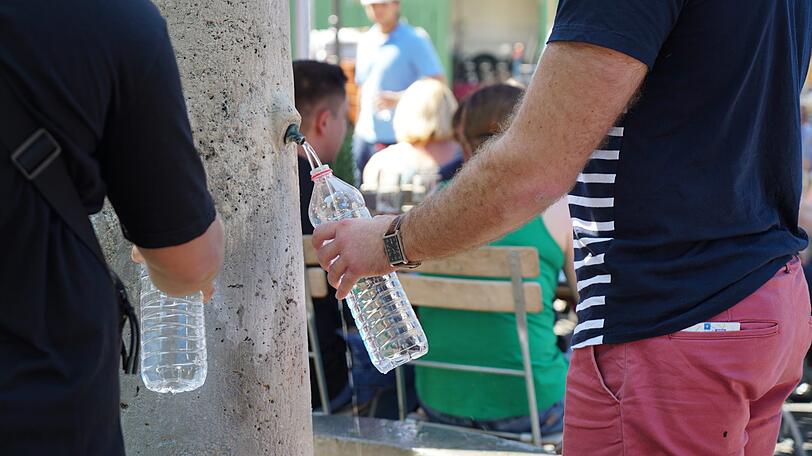 Bei hohen Temperaturen empfiehlt es sich, viel Wasser zu trinken.