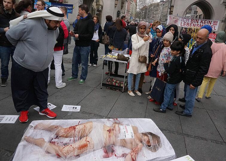 Die Bilder vom Nackt-Protest am Stachus.