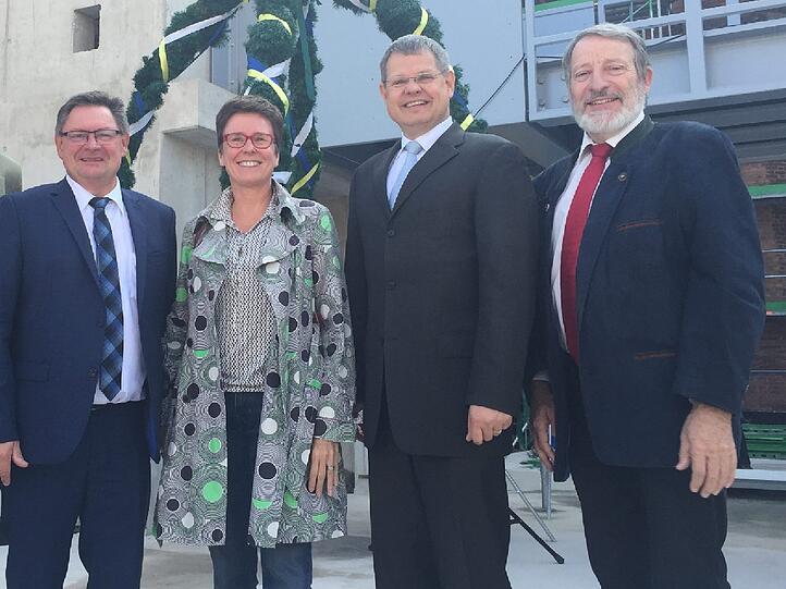 Stolz (v. l.): Staatssekretär Gerhard Eck, Landtagsabgeordnete und Mitglied des Hochschulbeirates Isabel
Zacharias (SPD), Gero Hoffmann vom Staatlichen Bauamt 2 und Hochschulpräsident Michael Kortstock.