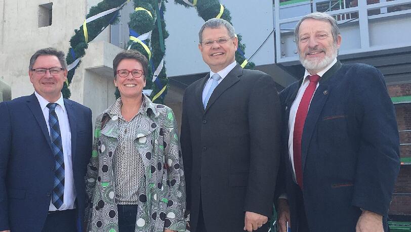 Stolz (v. l.): Staatssekretär Gerhard Eck, Landtagsabgeordnete und Mitglied des Hochschulbeirates Isabel
Zacharias (SPD), Gero Hoffmann vom Staatlichen Bauamt 2 und Hochschulpräsident Michael Kortstock. Stolz (v. l.): Staatssekretär Gerhard Eck, Landtagsabgeordnete und Mitglied des Hochschulbeirates Isabel
Zacharias (SPD), Gero Hoffmann vom Staatlichen Bauamt 2 und Hochschulpräsident Michael Kortstock.